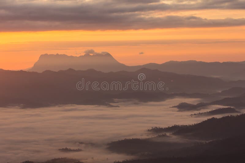 Море тумана с Doi Luang Chiang Dao, запрудой Doi формы взгляда в Wianghaeng стоковое фото rf