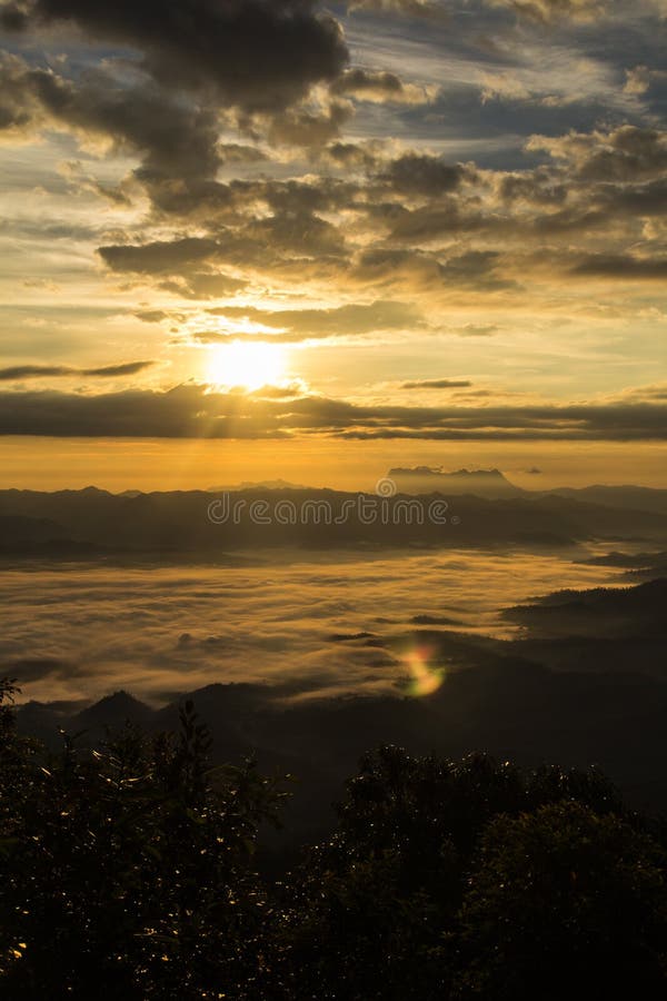 Море тумана с Doi Luang Chiang Dao, запрудой Doi формы взгляда в Wianghaeng стоковая фотография