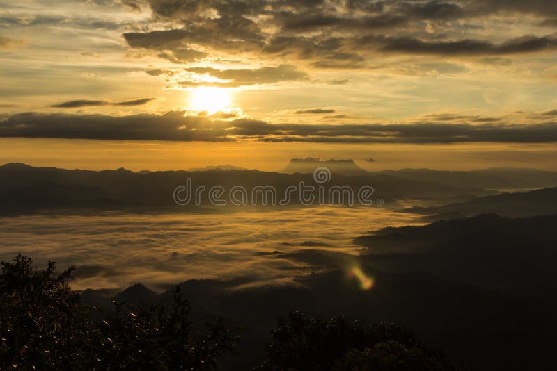 Море тумана с Doi Luang Chiang Dao, запрудой Doi формы взгляда в Wianghaeng стоковые фото