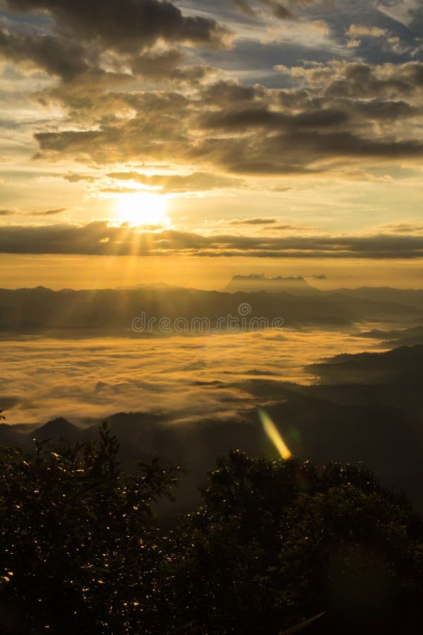 Море тумана с Doi Luang Chiang Dao, запрудой Doi формы взгляда в Wianghaeng стоковое фото