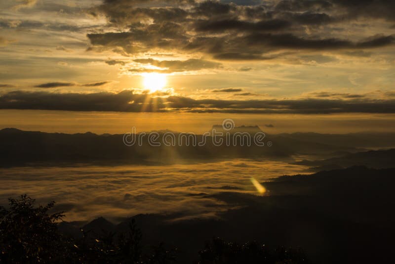 Море тумана с Doi Luang Chiang Dao, запрудой Doi формы взгляда в Wianghaeng стоковое изображение rf