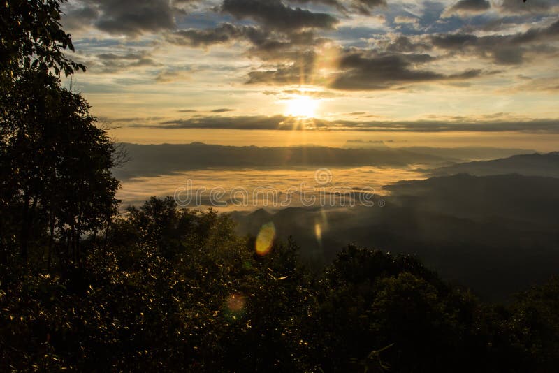 Море тумана с Doi Luang Chiang Dao, запрудой Doi формы взгляда в Wianghaeng стоковое фото