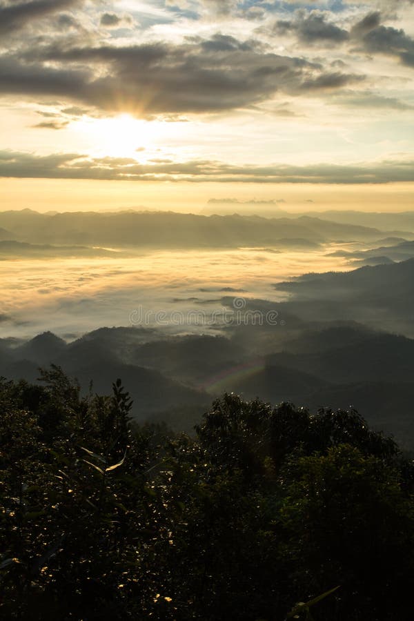 Море тумана с Doi Luang Chiang Dao, запрудой Doi формы взгляда в Wianghaeng стоковые изображения rf