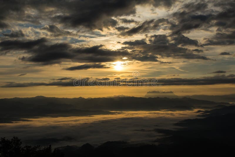 Море тумана с Doi Luang Chiang Dao, запрудой Doi формы взгляда в Wianghaeng стоковое изображение