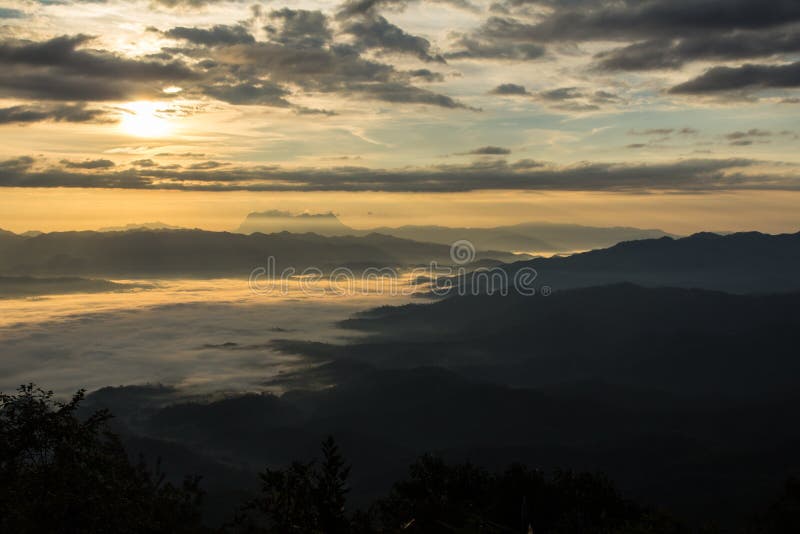 Море тумана с Doi Luang Chiang Dao, запрудой Doi формы взгляда в Wianghaeng стоковая фотография