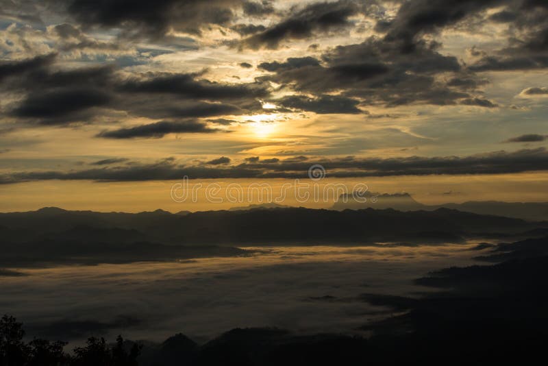 Море тумана с Doi Luang Chiang Dao, запрудой Doi формы взгляда в Wianghaeng стоковые изображения
