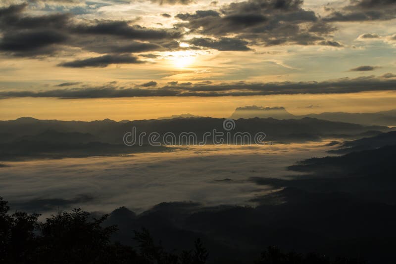 Море тумана с Doi Luang Chiang Dao, запрудой Doi формы взгляда в Wianghaeng стоковые фотографии rf