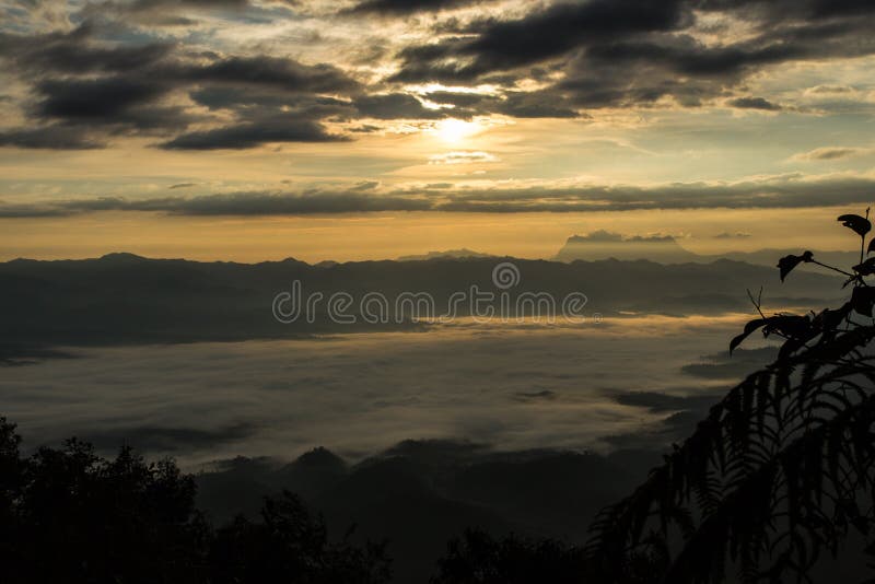 Море тумана с Doi Luang Chiang Dao, запрудой Doi формы взгляда в Wianghaeng стоковая фотография