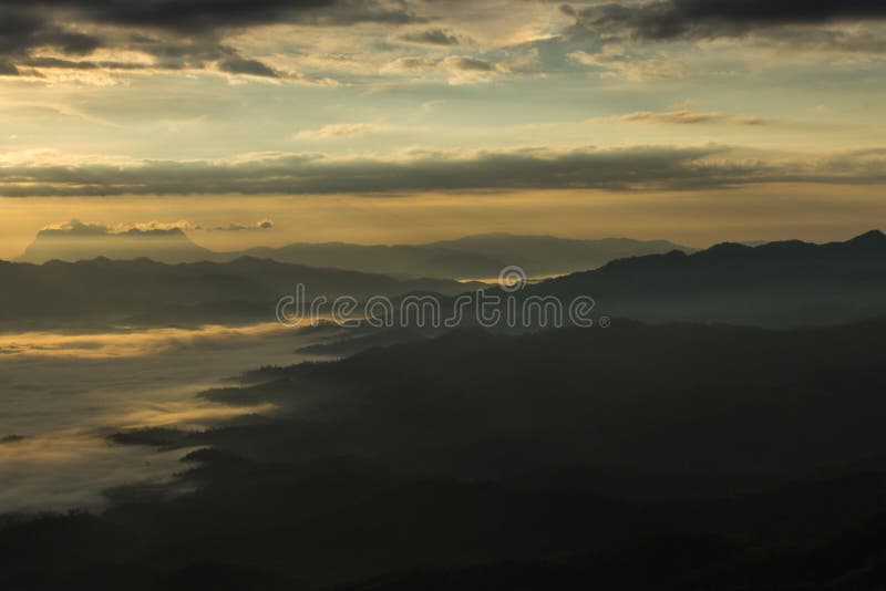 Море тумана с Doi Luang Chiang Dao, запрудой Doi формы взгляда в Wianghaeng стоковые фото