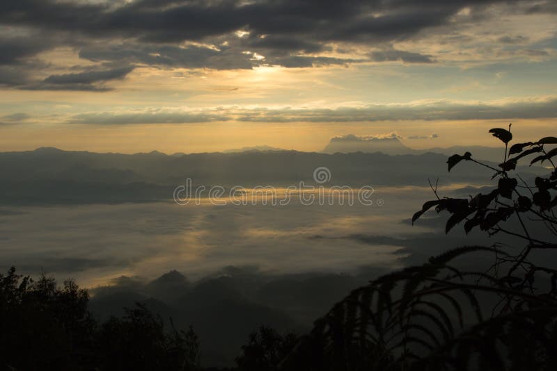 Море тумана с Doi Luang Chiang Dao, запрудой Doi формы взгляда в Wianghaeng стоковая фотография rf