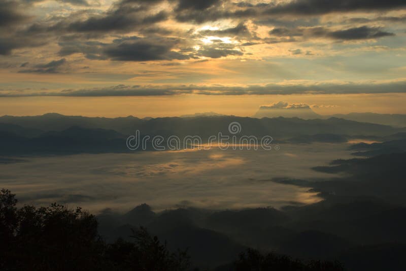 Море тумана с Doi Luang Chiang Dao, запрудой Doi формы взгляда в Wianghaeng Chiangmai Таиланде стоковые фотографии rf