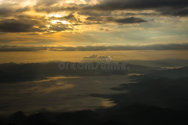 Море тумана с Doi Luang Chiang Dao, запрудой Doi формы взгляда в Wianghaeng Chiangmai Таиланде стоковое фото