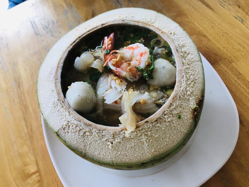 морепродукты лапши острый суп с юным кокосовым мясом. стоковые изображения