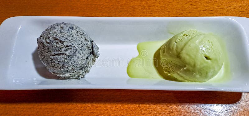 мороженое и зеленый чай на деревянном столе стоковое изображение
