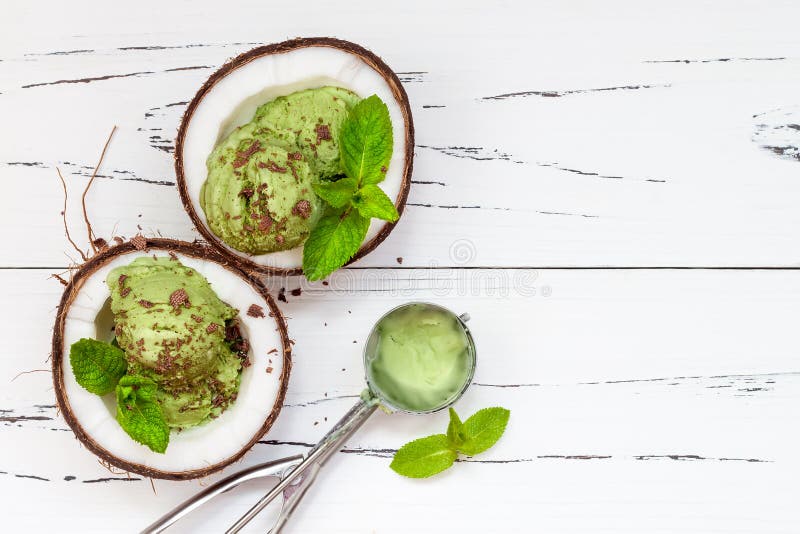 Мороженое мяты matcha зеленого чая с молоком шоколада и кокоса стоковые изображения rf Мороженое мяты matcha зеленого чая с молоком шоколада и кокоса стоковые изображения rf