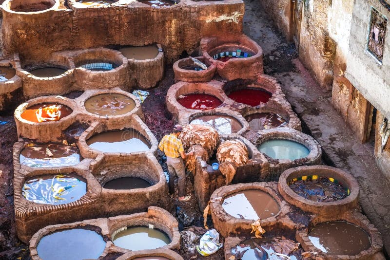 Морокканский человек работая с животными тайниками в кожаной дубильне fez Марокко стоковая фотография rf Морокканский человек работая с животными тайниками в кожаной дубильне fez Марокко стоковая фотография rf