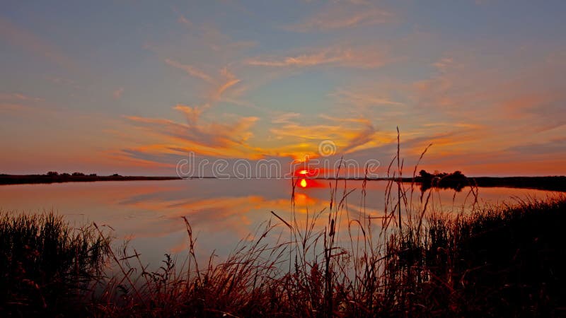 Морские волны, пляж и облачное небо