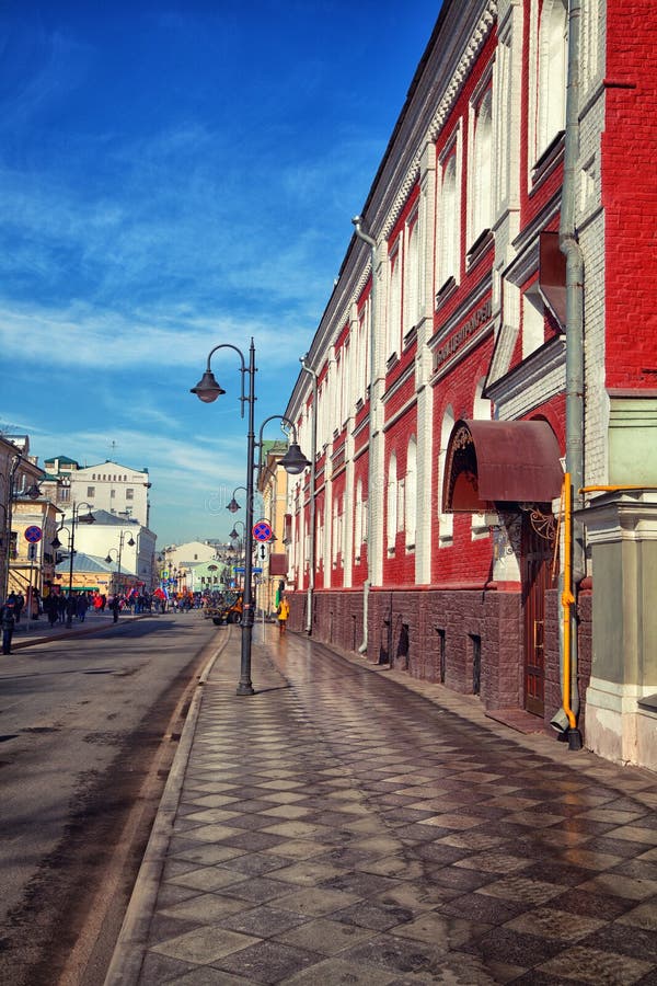 Москва - 18-ое марта: Улица Pyatnitskaya, исторический центр район Zamoskvoreche Россия, Москва, 18-ое марта 2015 стоковые изображения rf Москва - 18-ое марта: Улица Pyatnitskaya, исторический центр район Zamoskvoreche Россия, Москва, 18-ое марта 2015 стоковые изображения rf