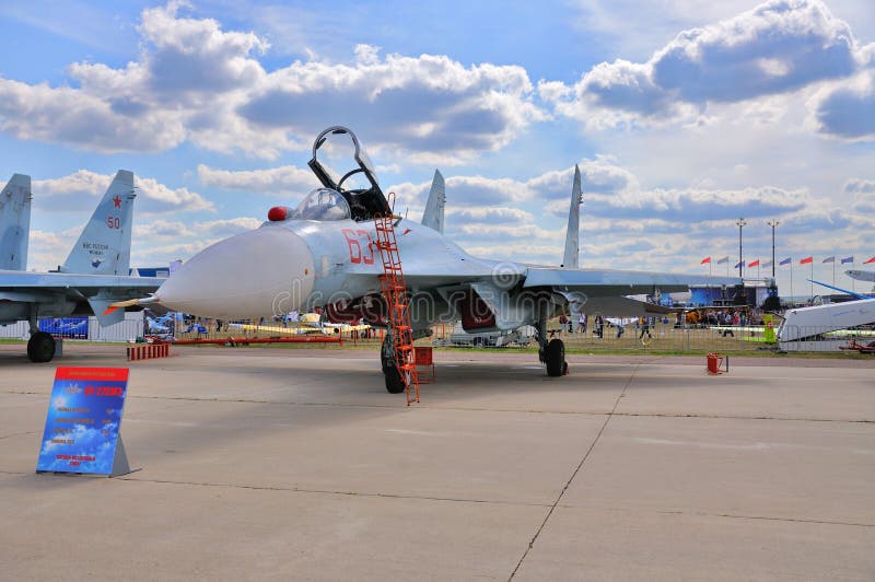 МОСКВА, РОССИЯ - АВГУСТ 2015: Flanker Su-27 представленный на двенадцатом m стоковая фотография МОСКВА, РОССИЯ - АВГУСТ 2015: Flanker Su-27 представленный на двенадцатом m стоковая фотография