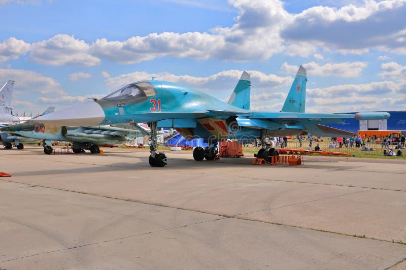 МОСКВА, РОССИЯ - АВГУСТ 2015: настоящий момент защитника бойца Su-34 забастовки стоковое изображение МОСКВА, РОССИЯ - АВГУСТ 2015: настоящий момент защитника бойца Su-34 забастовки стоковое изображение