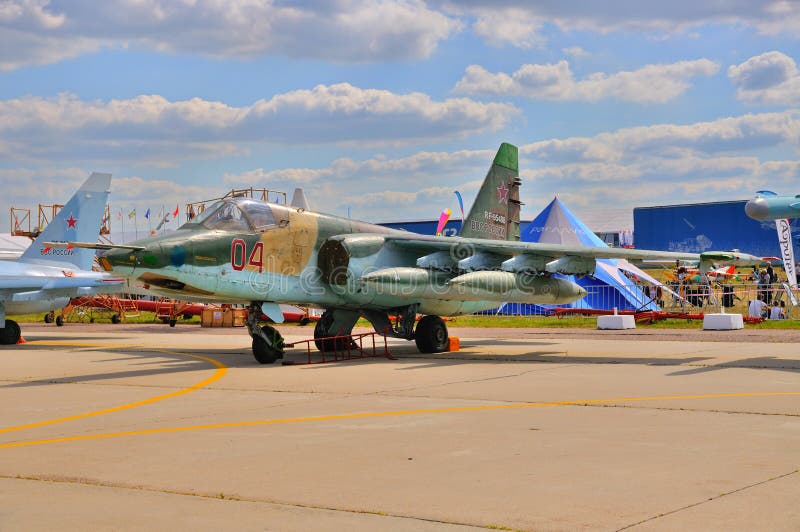 МОСКВА, РОССИЯ - АВГУСТ 2015: штурмовик Su-25 Frogfoot presen стоковые изображения rf МОСКВА, РОССИЯ - АВГУСТ 2015: штурмовик Su-25 Frogfoot presen стоковые изображения rf