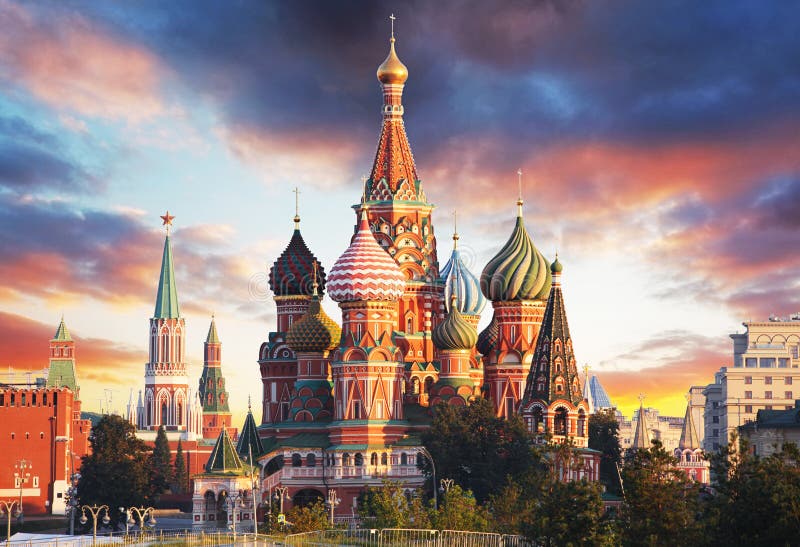Москва, Россия - взгляд красной площади собора ` s базилика St на солнце стоковая фотография