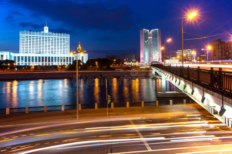 Москва, Россия. Городской пейзаж ночи с мостом калинина и рекой Москвы стоковые фото