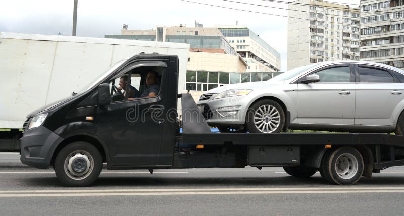 москва россия 30 июня 2021 : автомобиль на буксире на дороге стоковое изображение