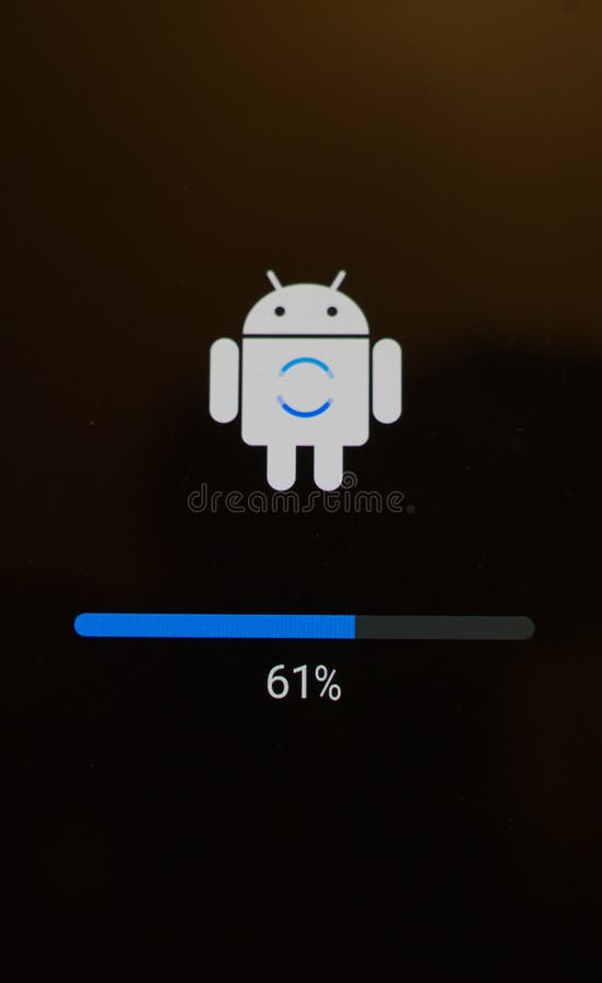 москва россия 23 марта 2021 : экран загрузки обновления android с логотипом и процентом загрузки стоковые фотографии rf