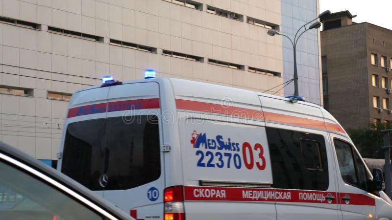 Москва- Россия 27-ое августа 2020 : Машина скорой помощи в потоке большого потока машин со светом дальше стоковые фотографии rf