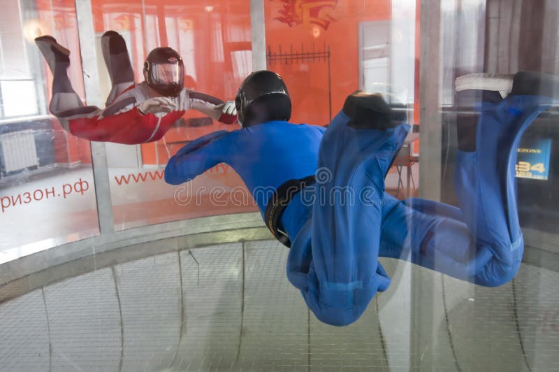 МОСКВА, РОССИЯ, 11-ОЕ АПРЕЛЯ 2012: skydivers имеют тренировку в вертикальной аэродинамической трубе стоковое фото МОСКВА, РОССИЯ, 11-ОЕ АПРЕЛЯ 2012: skydivers имеют тренировку в вертикальной аэродинамической трубе стоковое фото