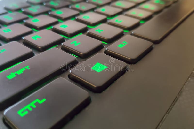 Москва, Россия - 4-ое июня 2019: зеленая кнопка Windows на клавиатуре с освещением Закройте вверх переноса, ctrl, alt стоковое изображение