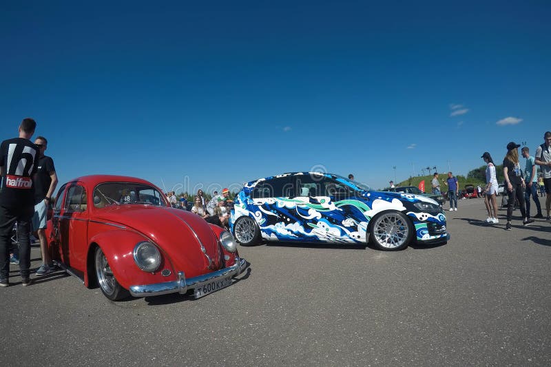 Москва, Россия - 1-ое июня 2019: Настроенный самолетом подвес винтажное Volkswagen Beetle в красном цвете на стоянке Около припар стоковое изображение Москва, Россия - 1-ое июня 2019: Настроенный самолетом подвес винтажное Volkswagen Beetle в красном цвете на стоянке Около припар стоковое изображение