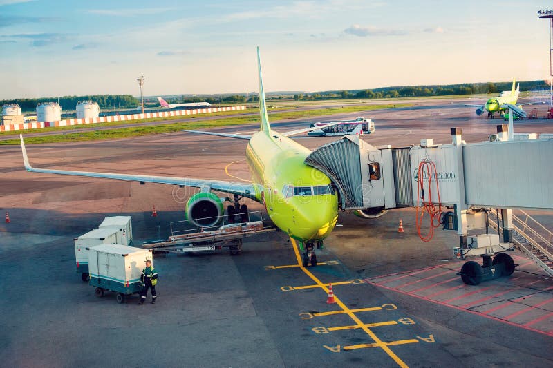 МОСКВА, РОССИЯ - 28-ое мая 2017: Самолет под загрузкой в авиапорте Domodedovo стоковые изображения МОСКВА, РОССИЯ - 28-ое мая 2017: Самолет под загрузкой в авиапорте Domodedovo стоковые изображения