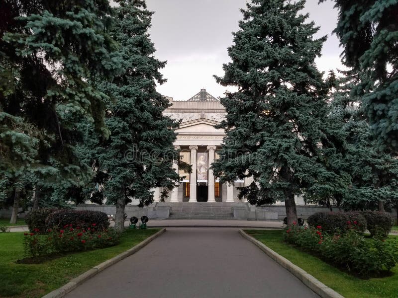 Москва, Россия - 15-ое мая 2018: Фасад музея положения Pushkin изящных искусств с плакатами временной выставки и зеленого aro пар стоковое фото rf Москва, Россия - 15-ое мая 2018: Фасад музея положения Pushkin изящных искусств с плакатами временной выставки и зеленого aro пар стоковое фото rf