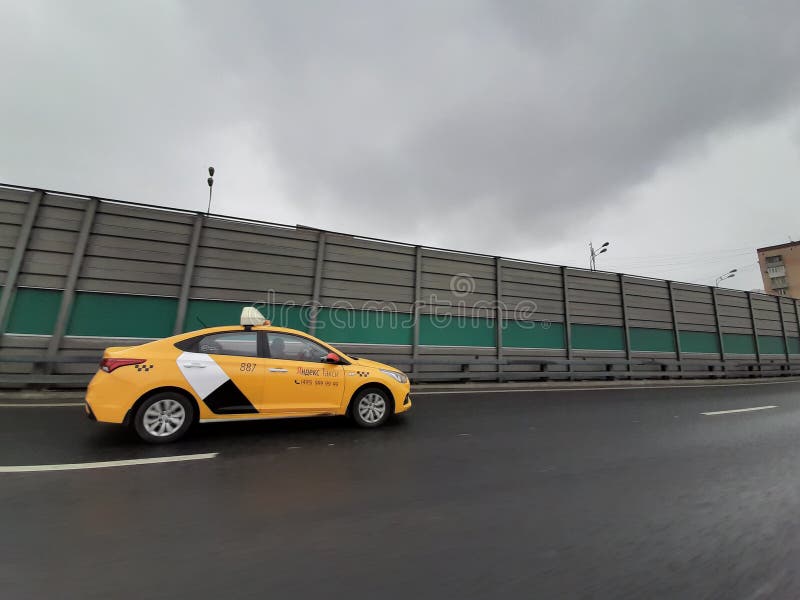 Москва, Россия- 21-ое октября 2020: Автомобиль такси на улице стоковые фотографии rf