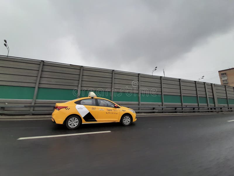 Москва, Россия- 21-ое октября 2020: Автомобиль такси на улице стоковое изображение