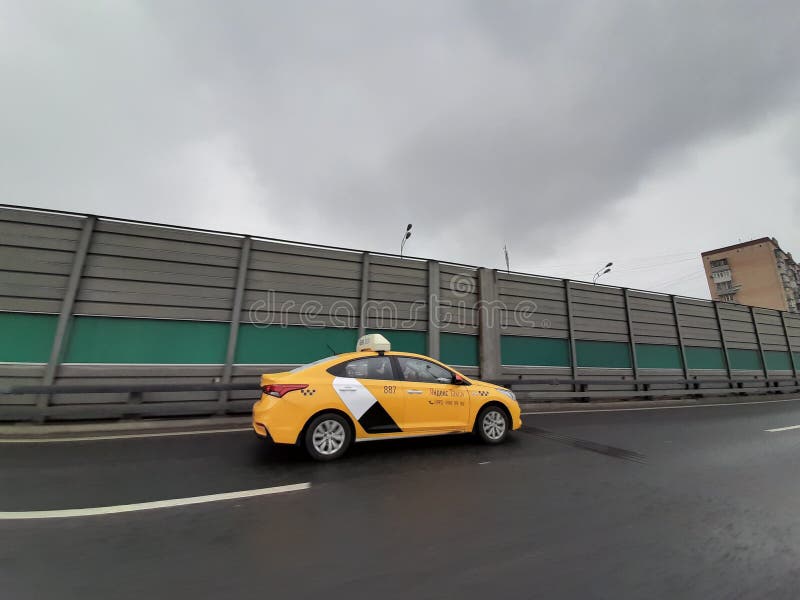 Москва, Россия- 21-ое октября 2020: Автомобиль такси на улице стоковые фото