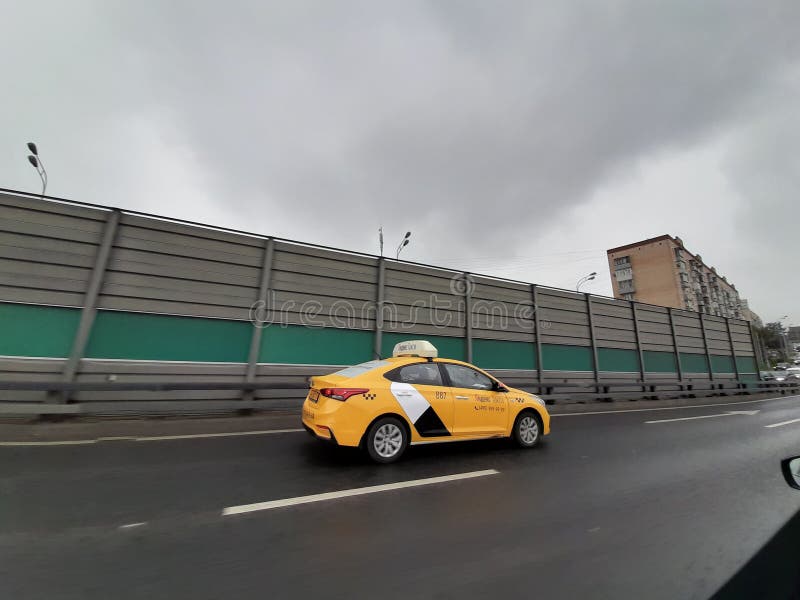 Москва, Россия- 21-ое октября 2020: Автомобиль такси на улице
