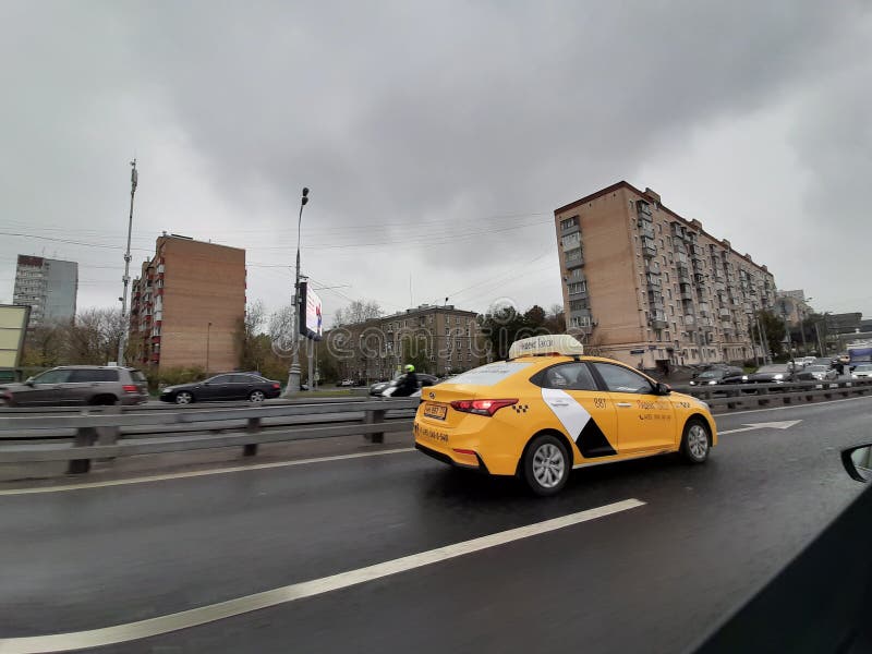 Москва, Россия- 21-ое октября 2020: Автомобиль такси на улице стоковые изображения rf