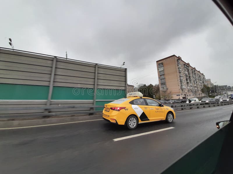 Москва, Россия- 21-ое октября 2020: Автомобиль такси на улице стоковые изображения