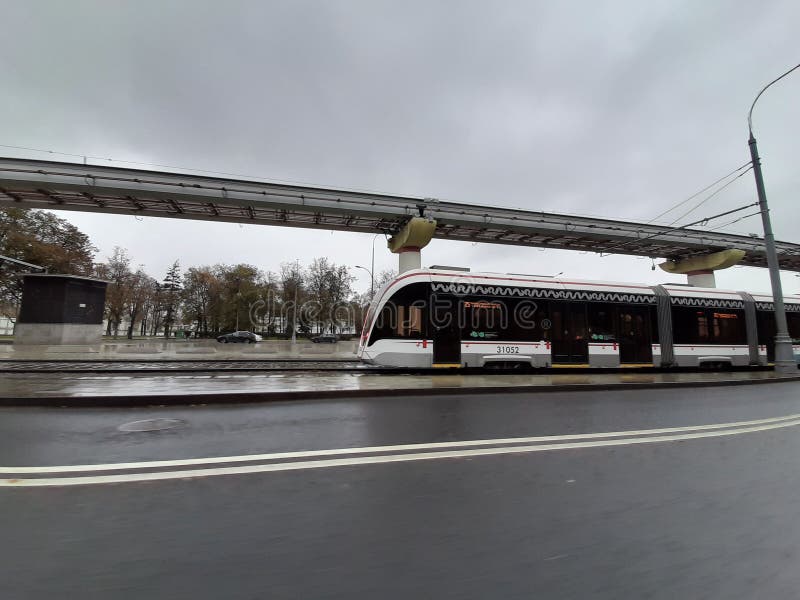 Москва, Россия- 21-ое октября 2020: Современный трамвай на улице стоковая фотография