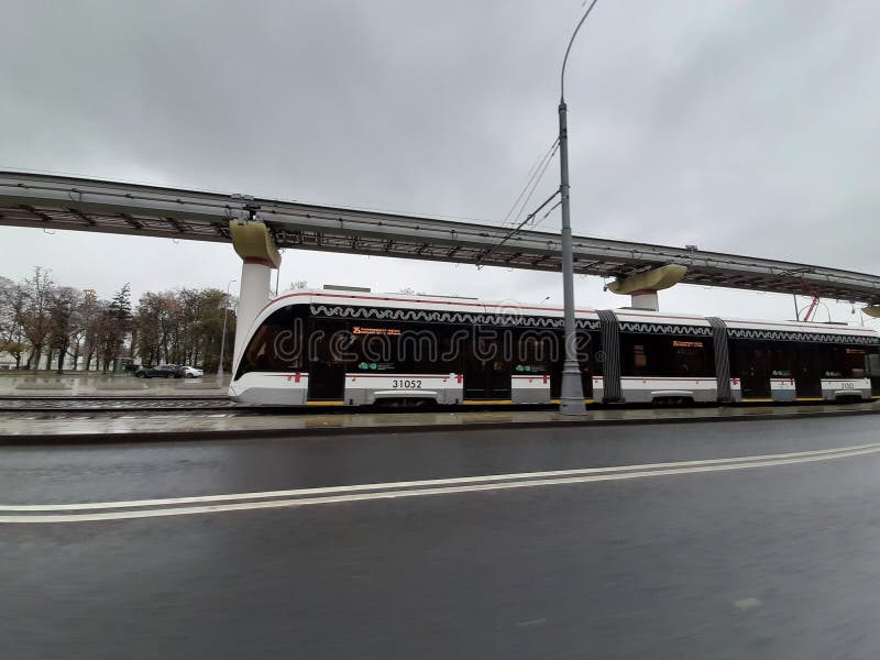 Москва, Россия- 21-ое октября 2020: Современный трамвай на улице стоковые изображения
