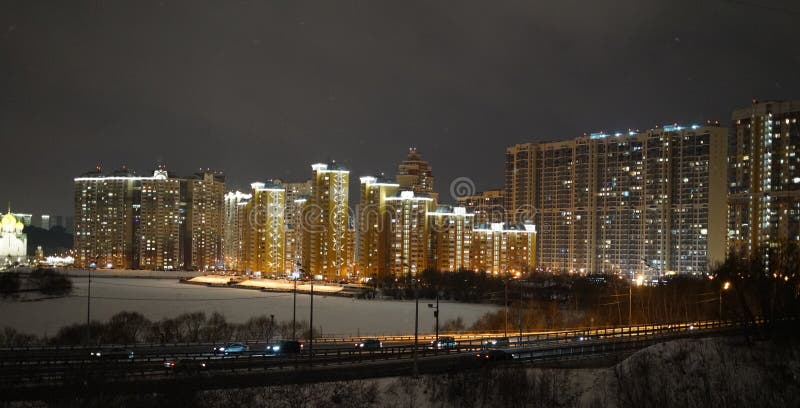 Москва- Россия 16-ое февраля 2021 : Зимний вечер в городе. Замороженное река Москвы и highrise света стоковые изображения