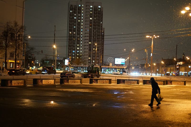 Москва- Россия 15-ое февраля 2021 : Обычная noncentral улица в Москве в вечернее время зимы. Устал человек стоковое фото