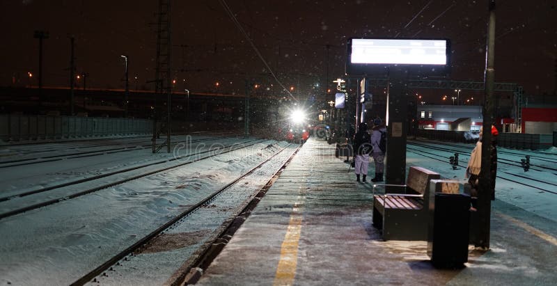 Москва- Россия 16-ое февраля 2021 : Прекратите станции поездов диаметров Москвы центральных вдалеке вы можете видеть стоковая фотография rf