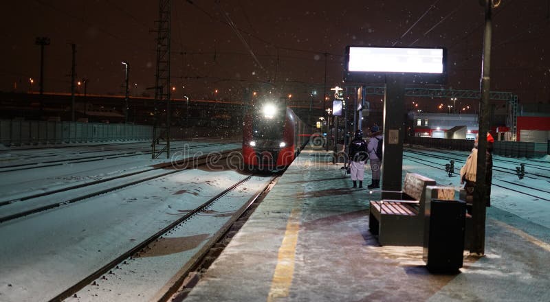 Москва- Россия 16-ое февраля 2021 : Прибывает поезд диаметров Москвы и своей яркой фары стоковые фотографии rf