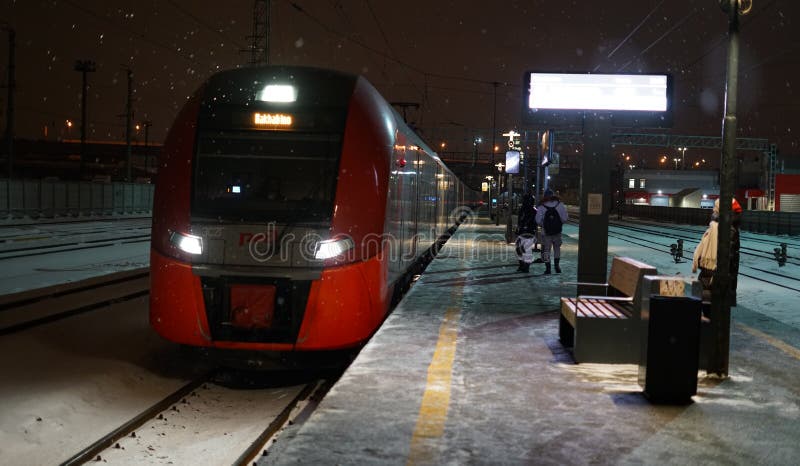 Москва- Россия 16-ое февраля 2021 : Прибывает поезд диаметров Москвы и своей яркой фары стоковые фотографии rf