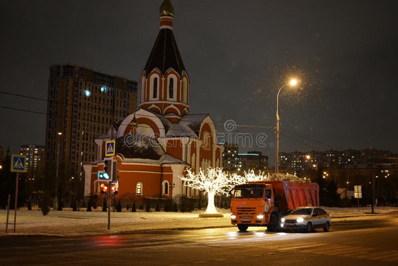 Москва- Россия 15-ое февраля 2021 : Улица города Москвы в зимние вечера. На расстоянии церковь и стоковые фотографии rf