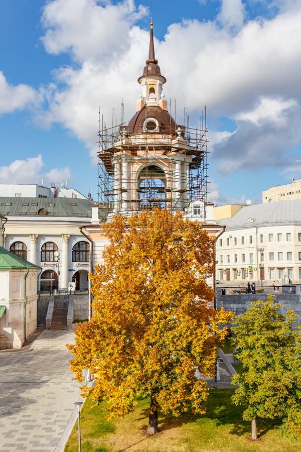 Москва, Россия - 08 октября 2019 г.: Белловая башня Знаменского монастыря в парке Зарядье против цветных деревьев на солнечной ос стоковое изображение rf Москва, Россия - 08 октября 2019 г.: Белловая башня Знаменского монастыря в парке Зарядье против цветных деревьев на солнечной ос стоковое изображение rf